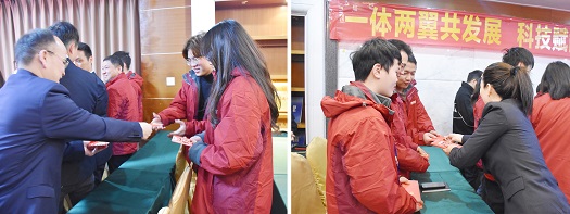 5.劉董謝總發(fā)紅包.jpg 5.劉董謝總發(fā)紅包.jpg